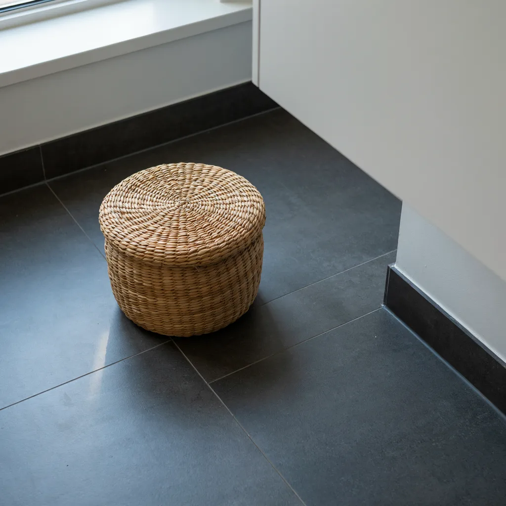 Woven seagrass wastebasket with lid